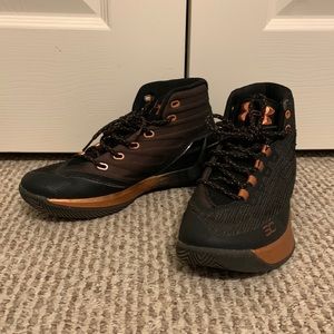 Men’s under armor size 8 1/2 color black and rose gold barely been used